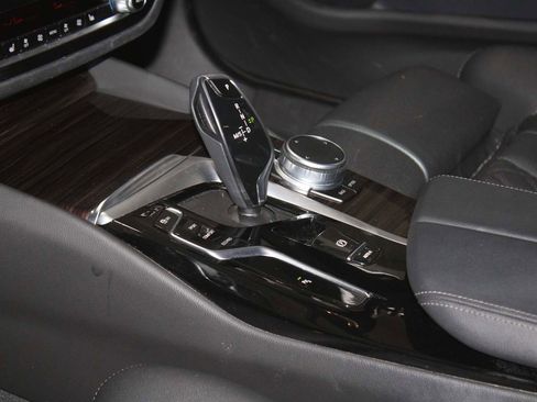 Certified 2022 BMW 530i w/ Premium Package image 11