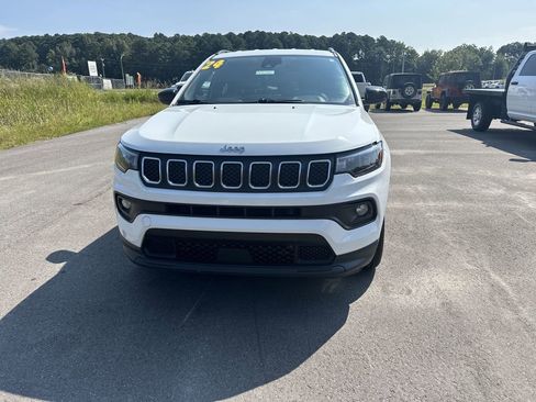 Used 2024 Jeep Compass Latitude image 8