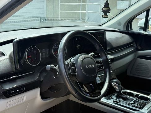 Used 2022 Kia Carnival EX FWD image 7