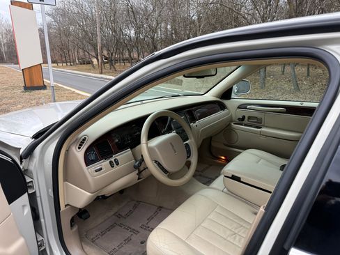 Used 2006 Lincoln Town Car Signature image 23