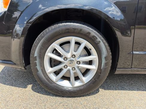 Used 2019 Dodge Grand Caravan SE FWD image 36