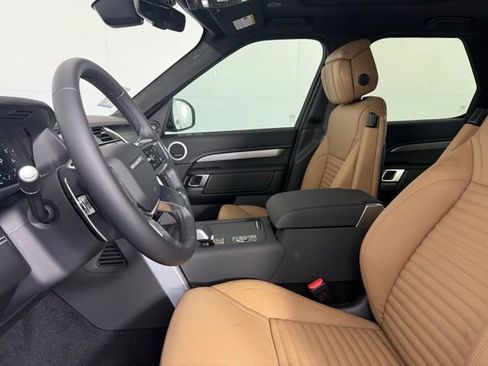 Used 2025 Land Rover Discovery Dynamic SE image 12