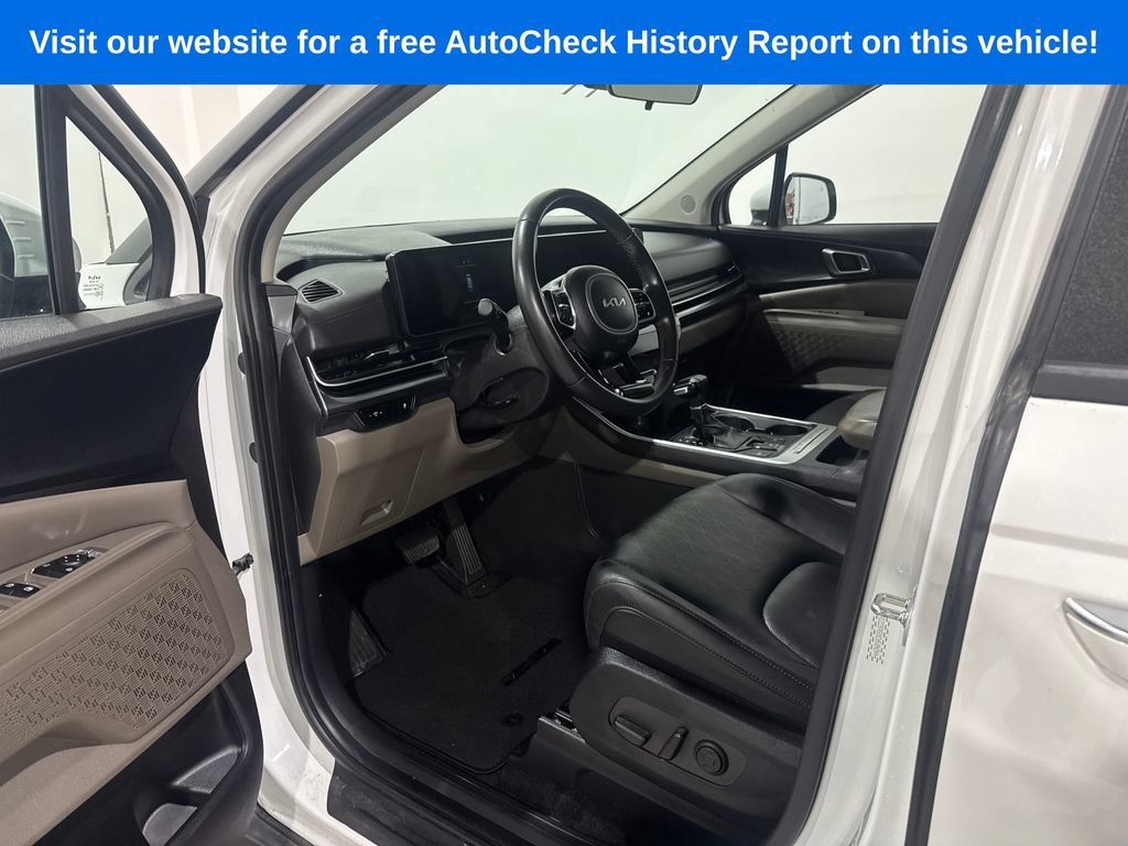 Used 2025 Kia Carnival FWD image 16