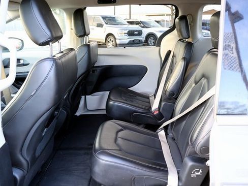 Used 2023 Chrysler Pacifica Touring-L image 22