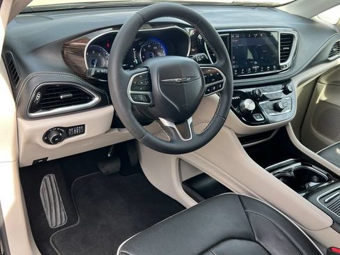 Used 2024 Chrysler Pacifica Limited FWD image 20