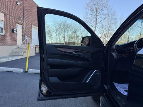 Used 2017 Cadillac Escalade Luxury image 13