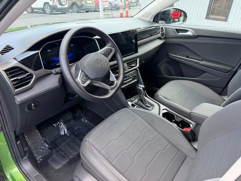 Used 2025 Volkswagen Taos SE AWD/4WD image 17