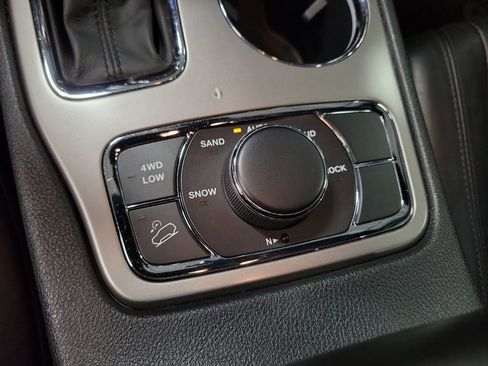 Used 2019 Jeep Grand Cherokee Limited image 17