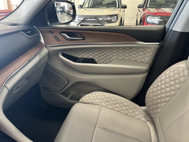 Used 2023 Jeep Grand Cherokee L Summit w/ Advanced Protech Group IV AWD/4WD image 27
