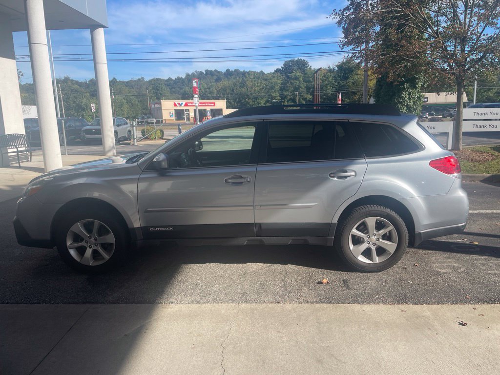 Used 2013 Subaru Outback 2.5i Premium AWD/4WD image 1