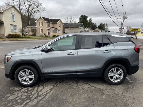 Used 2023 GMC Terrain SLE image 2