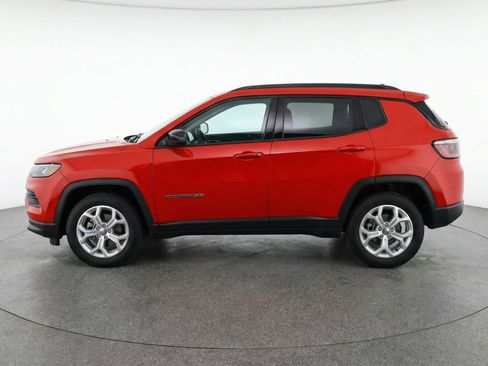 Used 2025 Jeep Compass Latitude AWD/4WD image 5