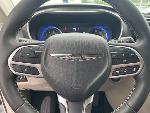 Used 2023 Chrysler Pacifica Touring-L FWD image 17