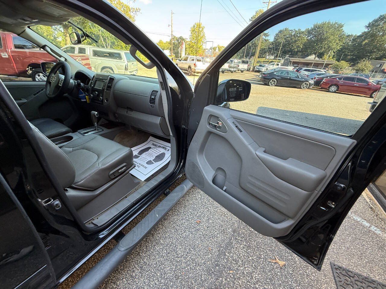 Used 2015 Nissan Frontier SL w/ Moonroof Package RWD image 18