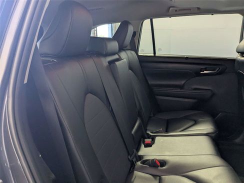 Certified 2025 Toyota Highlander XLE FWD image 28