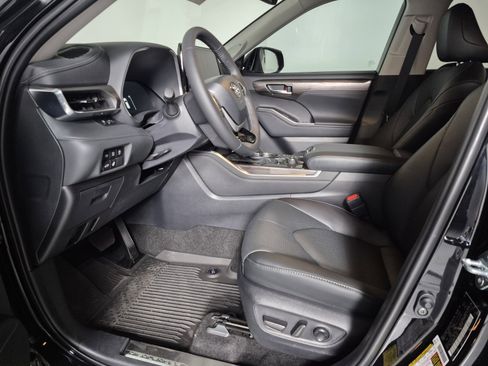 New 2026 Toyota Highlander Limited image 16