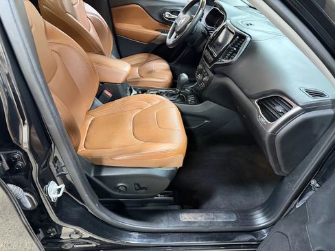 Used 2019 Jeep Cherokee Overland w/ Technology Group image 39