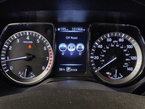 Used 2018 Nissan Titan SV image 23