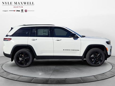New 2025 Jeep Grand Cherokee 4WD image 17