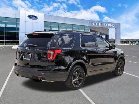 Used 2018 Ford Explorer XLT FWD image 4