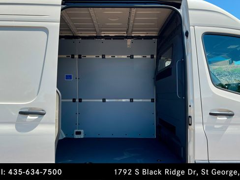 Used 2025 Mercedes-Benz Sprinter 2500 image 15