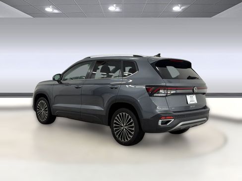 Used 2025 Volkswagen Taos SE w/ Panoramic Sunroof Package FWD image 3