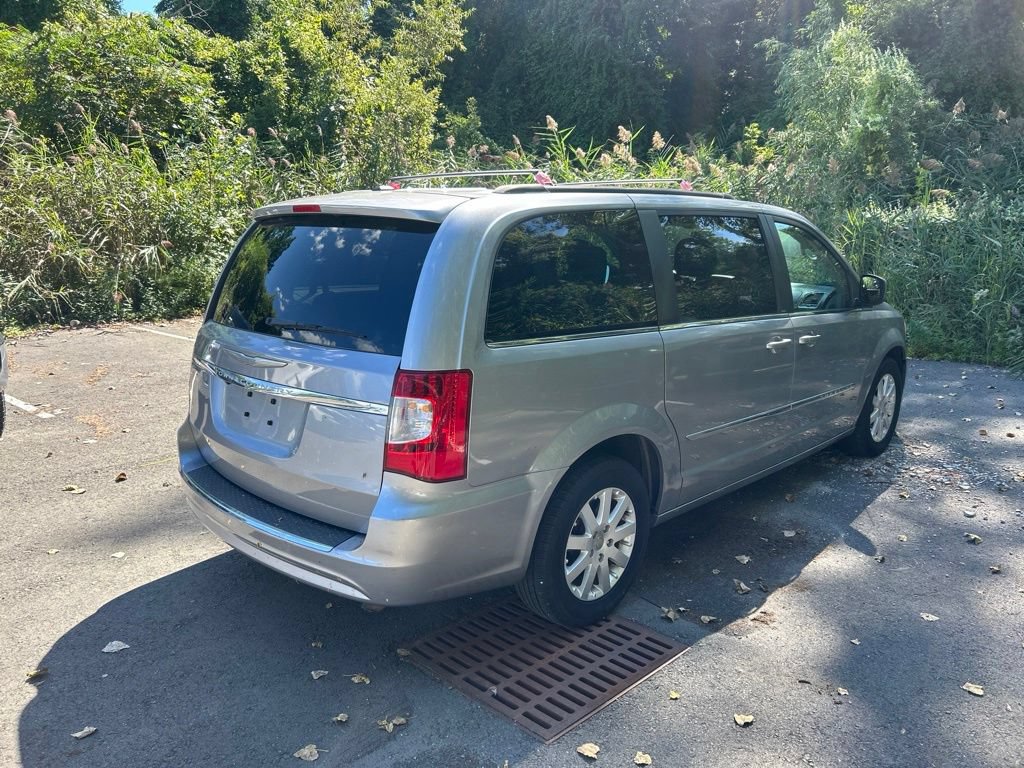 Used 2013 Chrysler Town & Country Touring FWD image 3