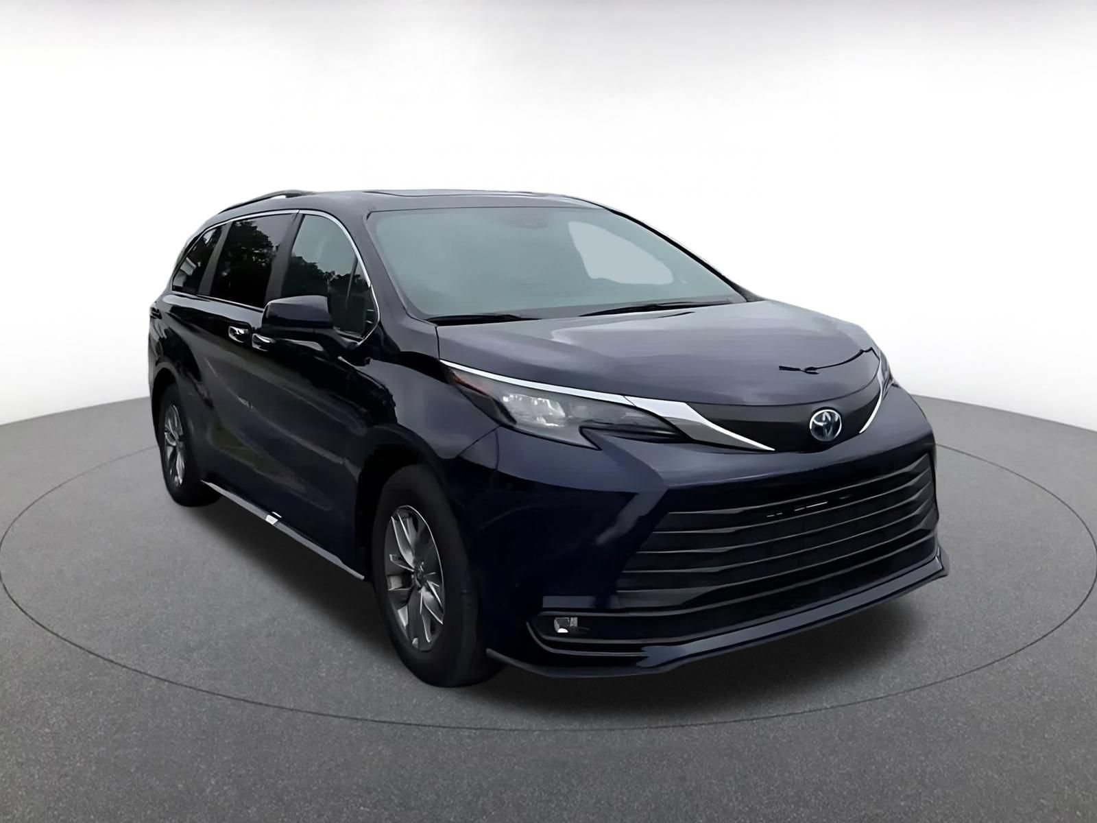 Used 2025 Toyota Sienna XLE FWD image 3