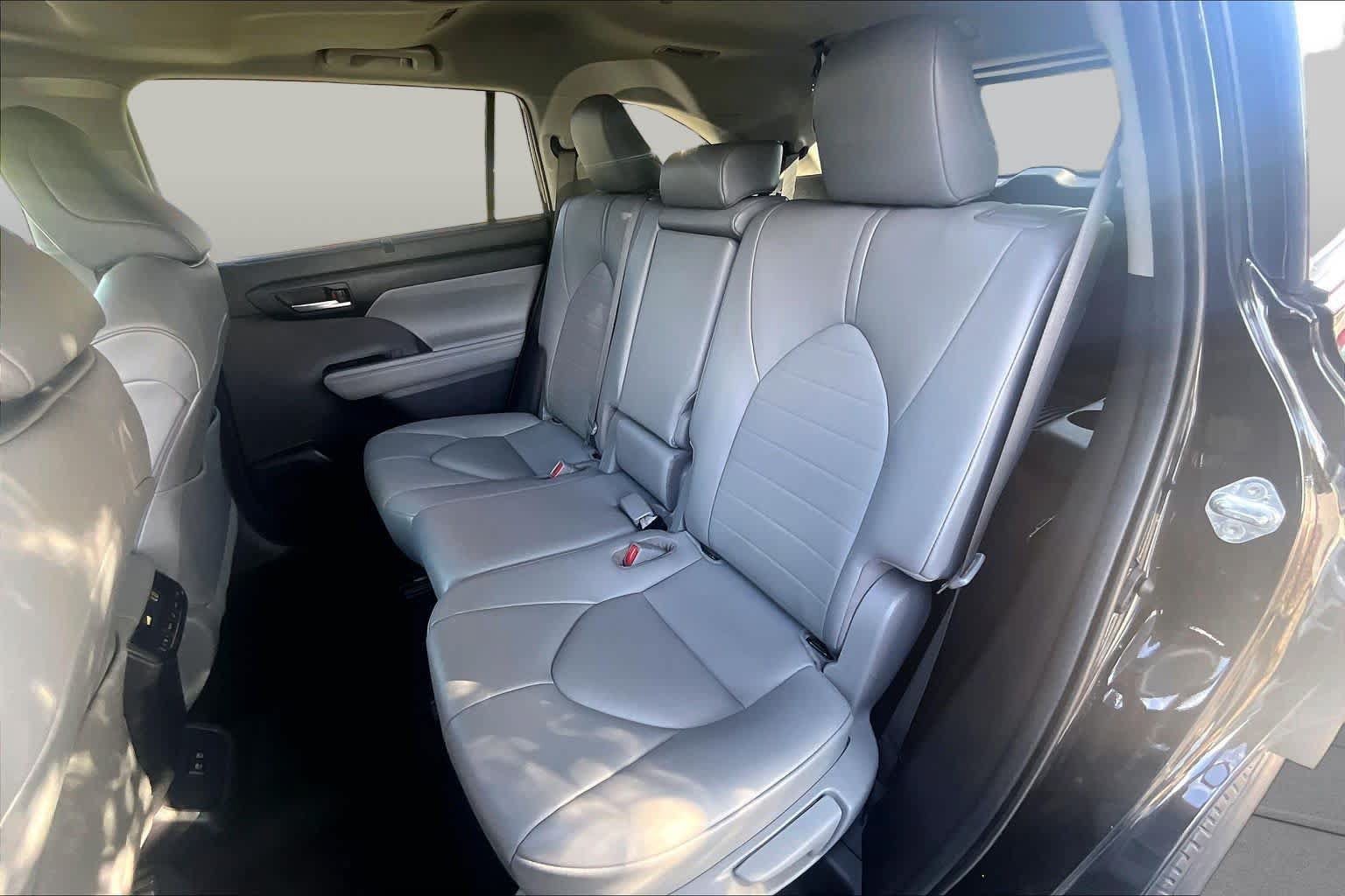 Used 2020 Toyota Highlander XLE AWD/4WD image 20
