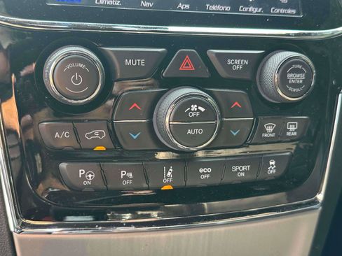 Used 2019 Jeep Grand Cherokee Overland AWD/4WD image 25