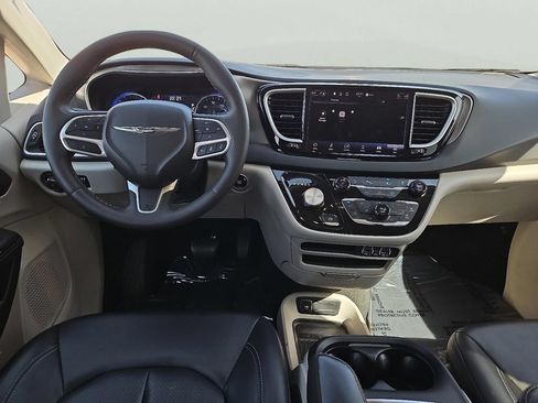 Certified 2024 Chrysler Pacifica Touring-L FWD image 9