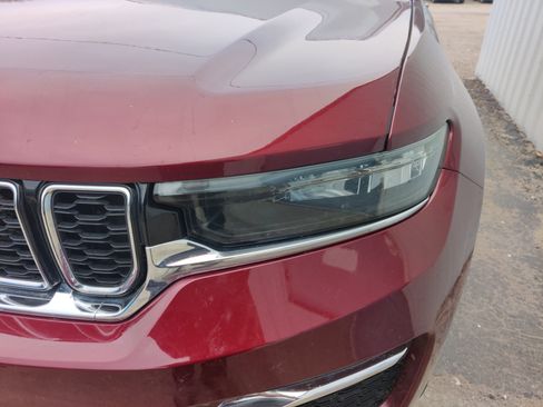 Used 2023 Jeep Grand Cherokee Limited image 6