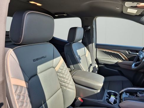 New 2026 GMC Canyon Denali w/ LPO, Denali Black Edition AWD/4WD image 17