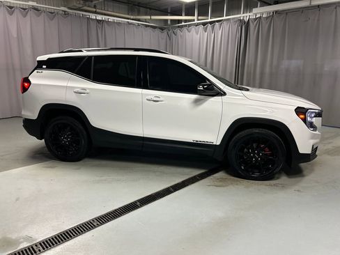 Used 2024 GMC Terrain SLT w/ Elevation Edition image 8