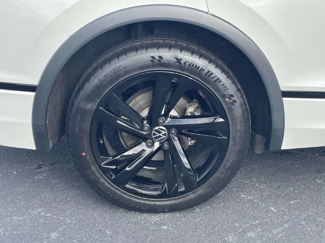 Certified 2023 Volkswagen Tiguan SE R-Line FWD image 9