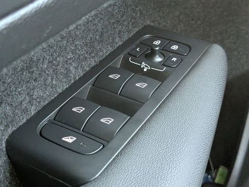 Certified 2024 Volvo XC40 B5 Core image 31