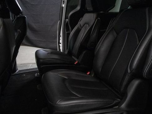 Used 2024 Chrysler Pacifica Limited FWD image 16
