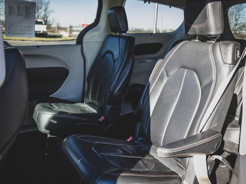 Used 2020 Chrysler Pacifica Touring-L image 18