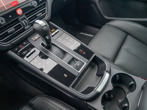 Certified 2026 Porsche Macan AWD/4WD image 20