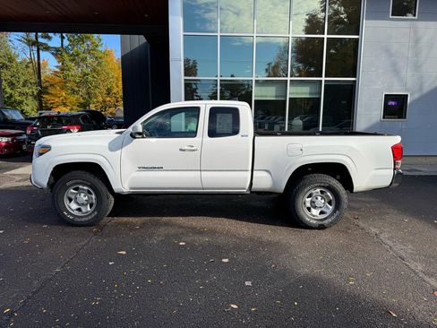 Used 2022 Toyota Tacoma SR5 RWD image 2