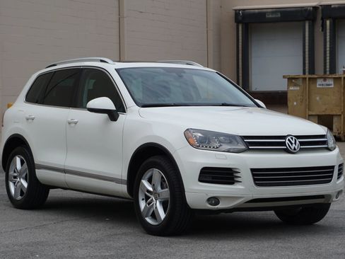 Used 2012 Volkswagen Touareg TDI AWD/4WD image 3
