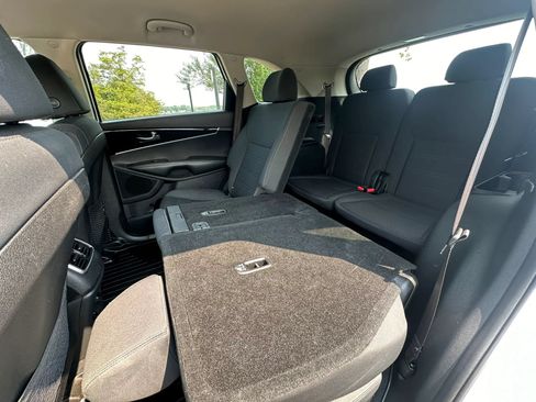 Used 2020 Kia Sorento LX FWD image 19