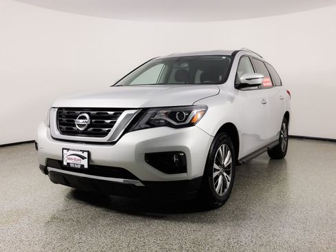 Used 2019 Nissan Pathfinder SV image 3