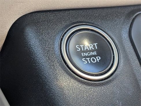 Used 2023 Land Rover Defender 110 SE image 24