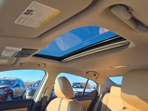 Used 2025 Nissan Sentra SR w/ SR Premium Package image 20