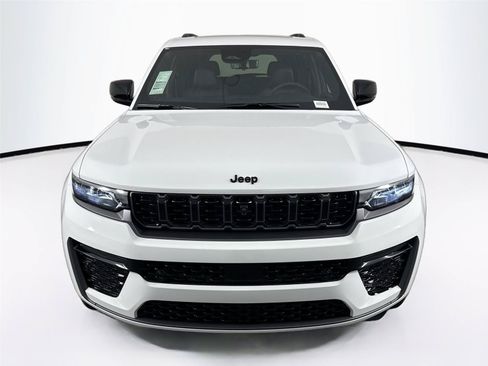 Used 2026 Jeep Grand Cherokee Limited AWD/4WD image 9