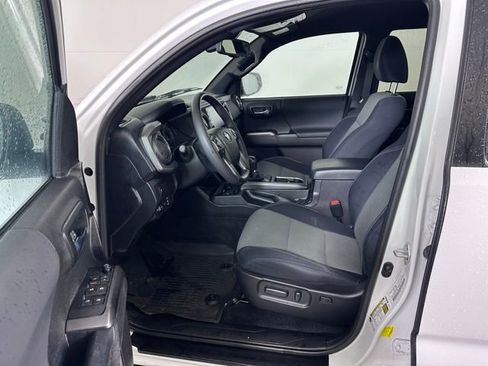 Used 2021 Toyota Tacoma TRD Sport w/ Technology Package image 18