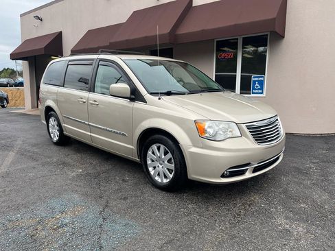 Used 2014 Chrysler Town & Country Touring image 3