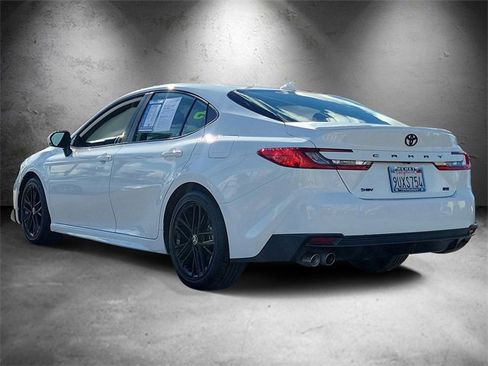 Used 2025 Toyota Camry SE image 4