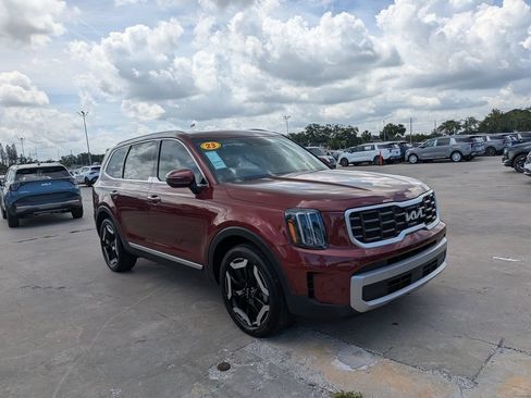 Used 2023 Kia Telluride S w/ S Sunroof Package FWD image 3